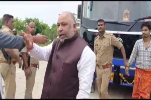 उन्नाव सड़क हादसे के बाद एक्शन में आए मंत्री दयाशंकर सिंह, खुद की चेकिंग-सीज कराईं कई बस 