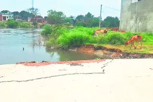 बरेली: नकटिया नदी का पानी उतरने के साथ बढ़ी कटान की रफ्तार...सड़क में आईं दरारें, धंस रही जमीन