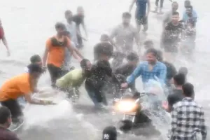 Video: बारिश में मस्ती की आड़ में युवकों ने जमकर मचाया उत्पात, महिलाओं को भी नहीं बख्शा-कहीं नहीं दिखी लखनऊ पुलिस