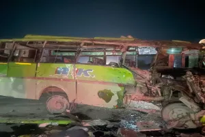 लखनऊ-पलिया हाई-वे एक्सीडेंट: घायल निजी बस चालक ने भी तोड़ा दम, रोडवेज से टकराकर पलटी थी निजी बस