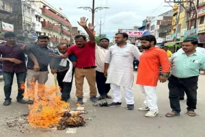 सुलतानपुर में कांग्रेसियों ने अनुराग ठाकुर का जलाया पुतला, किया प्रदर्शन