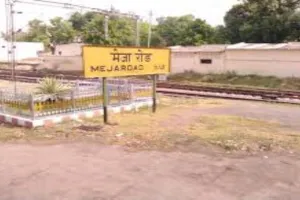 प्रयागराज: मेजा रोड स्टेशन पर दलालों ने की दबंगई, युवक को जमकर पीटा