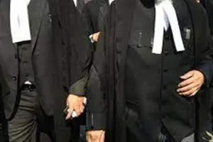 देवरिया में वकीलों का प्रदर्शन जारी, डीएम का पुतला फूंका