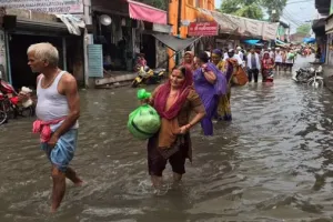 मथुरा: मुड़िया पूनो मेले में बारिश बनी बाधा, गोवर्धन परिक्रमा को तरसे श्रद्धालु