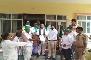 बहराइच: नगर पंचायत में व्यापत समस्याओं को लेकर भाकियू ने किया धरना प्रदर्शन, तहसीलदार को सौंपा मांगपत्र