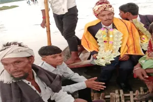 बलरामपुर: शादी के लिए घर से नाव में बैठकर निकला दूल्हा, बोला- जीवन के लिए यादगार हो गया यह पल 