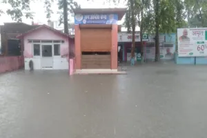 बहराइच में बारिश से चारों तरफ पानी-पानी, मेडिकल कॉलेज परिसर बना तालाब, कहीं वाहन तो कहीं मकान पर गिरे पेड़
