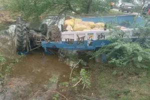 Banda Accident: ट्रैक्टर पलटने से युवक की दबकर मौत...दो अन्य युवकों ने कूदकर बचाई जान, जांच में जुटी पुलिस