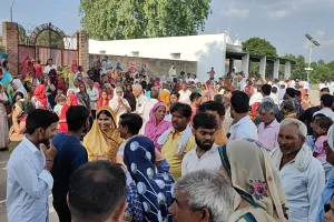 Kasganj News: हाथरस हादसे के 15 दिन बाद भोले बाबा पहुंचे बहादुरपुर आश्रम...सैकड़ों अनुयायियों की रही भीड़