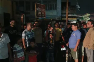 कासगंज: 'बत्ती गुल' होने से फूटा शहर वासियों का गुस्सा, बिजली घर के बाहर रोड पर लगाया जाम