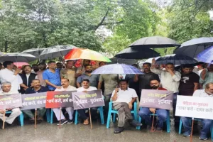 रुद्रपुर: युवती से अश्लील बात प्रकरण: थाना प्रभारी की गिरफ्तारी को लेकर भारी बारिश के बीच धरना