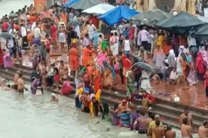 हरिद्वार: गुरु पूर्णिमा पर गंगा नदी में श्रद्धालुओं ने लगाई आस्था की डुबकी