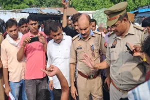 बहराइच: परिजनों ने शिक्षक का शव रखकर किया प्रदर्शन, एएसपी सिटी ने दिया आश्वासन