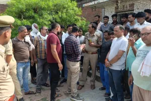 हरदोई: 3 दिन से नहीं आ रही बिजली, नगरवासियों ने विद्युत सब स्टेशन पर दिया धरना 