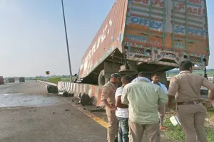 सुलतानपुर: पूर्वांचल एक्सप्रेस वे पर डिवाइडर तोड़ पोल से टकराया कंटेनर