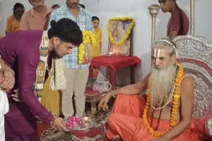 गुरु पूर्णिमा: श्रृद्धालुओं ने संगम में लगाई आस्था की डुबकी, गुरुजनों के पखारे पांव