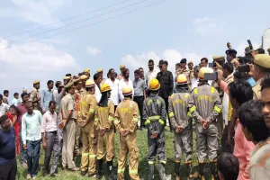 बाराबंकी: घरों में घुसा बाढ़ का पानी, पलटी नाव, डूबते ग्रामीणों को एसडीआरएफ टीम ने बचाया