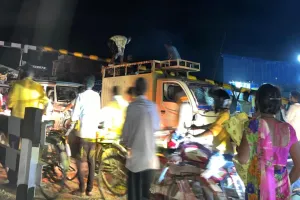 गोंडा: पिकअप की ठोकर से रेलवे क्रॉसिंग का बैरियर टूटा, आधे घंटे तक ट्रैक पर खड़ी रहीं ट्रेने