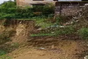 बाराबंकी: नौनिहालों की सुरक्षा से विभाग का खिलवाड़, कभी भी ढह सकता है विद्यालय भवन