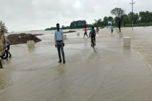 बलरामपुर: लाल निशान के पार पहुंची राप्ती नदी, तटवर्ती इलाकों में मचा हाहाकार