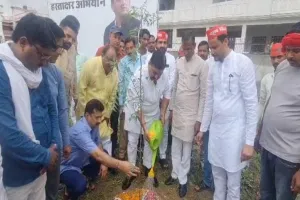 बाराबंकी: अखिलेश यादव के जन्मदिन गोप ने शुरू किया PDA पेड़ कैंपेन, बोले- गठबंधन रहेगा जारी, 2027 में यूपी से भाजपा होगी साफ