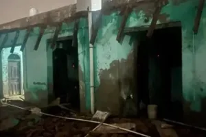 फरीदाबाद में जर्जर मकान का छज्जा गिरा, हंस खेल रहे तीन भाई-बहनों की दबकर मौत