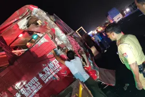 Etawah Accident: ट्रक ने पीछे से बस में मारी टक्कर...एक श्रद्धालु की मौत व आठ घायल, मथुरा से अयोध्या जा रही थी बस