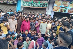 ताजिया हो रहे थे सुपुर्द ए खाक, पुलिस ने किया लाठीचार्ज...धरने पर बैठे मुस्लिम समुदाय के लोग