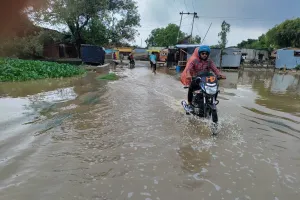 शाहजहांपुर: भारी बारिश से रामगंगा किनारे बाढ़ जैसे हालात...रास्ते पानी में डूबे, फसलों को भी नुकसान