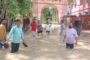 शाहजहांपुर: बाढ़ से तबाही थमी पर मुसीबतें बरकरार, कई क्षेत्रों में अभी भी कमर तक भरा पानी 