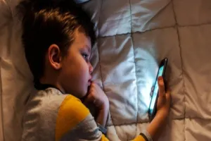 कासगंज: सावधान! मोबाइल फोन का इस्तेमाल बच्चों को बना रहा आंखों का रोगी