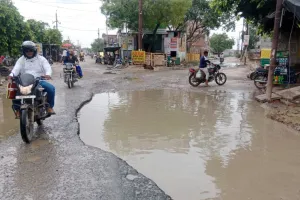 Auraiya News: जर्जर सड़क पर जलभराव होने से राहगीर परेशान...ग्रामीणों का आरोप- अधिकारी नहीं देते ध्यान