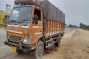 रायबरेली: सड़क किनारे खड़ा मिला 25 मृत मवेशियों से लदा DCM, आसपास के गांव में सनसनी 