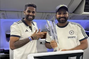 टी20 विश्व चैंपियन भारतीय क्रिकेट टीम बारबाडोस से स्वदेश रवाना, प्लेन में ट्रॉफी के साथ नजर आए खिलाड़ी