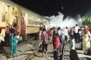 बरेली-दिल्ली पैसेंजर में आग की अफवाह से फैली दहशत, यात्री से दब गया था अग्निशमन यंत्र का वॉल्व