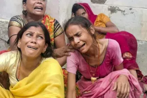 Hathras Stampede: मरने वालों में 40 से 50 उम्र की महिलाएं अधिक, 80 हजार की परमीशन में पहुंची ढाई लाख की भीड़
