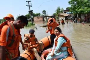 लखीमपुर खीरी: कहीं स्टीमर से...तो कहीं ट्रैक्टर से पहुंचे डीएम-एसपी, कहा- कोताही न बरतें