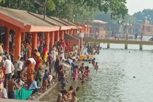 कासगंज: गुरु पूर्णिमा पर श्रद्धालुओं ने लगाई आस्था की डुबकी, गुरुओं के चरणों में झुकाया शीश