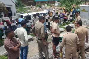 लखीमपुर खीरी: ट्रेन के सामने कूदकर मऊ के शिक्षक ने दी जान, हफ्ते भर पहले लखनऊ हुआ था ट्रांसफर