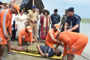 लखीमपुर खीरी: मॉकड्रिल...बाढ़ के पानी में डूबते दो लोग बचाए, फंसे ग्रामीणों को भी सुरक्षित स्थान पर पहुंचाया