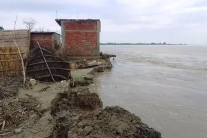 लखीमपुर खीरी: नयापुरवा गांव में कटान ने पकड़ी रफ्तार, ग्रामीण पलायन करने को मजबूर