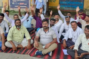 शाहजहांपुर: रोजगार सेवकों का भड़का गुस्सा...कार्य बहिष्कार कर अनिश्चितकालीन धरने पर बैठे, जानिए मांगें
