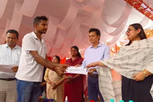 गोंडा रेल हादसा: यात्रियों की जान बचाने वाले 52 मददगारों को मिला सम्मान, प्रशासन के दुलार से गदगद हुए ग्रामीण  