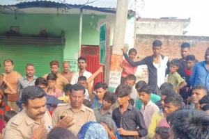 शाहजहांपुर: ट्रैक्टर चालक की गिरफ्तारी न होने पर भड़का गुस्सा...लगाया जाम, पुलिस को सुनाई खरी खोटी