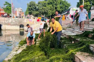 अयोध्याः जनसहयोग से भरतकुंड सरोवर की सफाई में जुटे सभासद, चलाया जा रहा सफाई अभियान