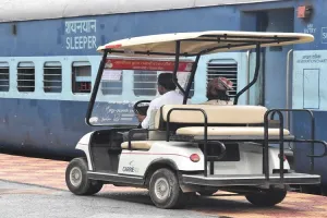 Moradabad News : रेलवे स्टेशनों पर यात्रियों की सुविधा के लिए जल्द शुरू होगी ई-कार सेवा, जानिए कितना होगा किराया