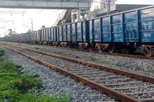 Auraiya News: मालगाड़ी की चपेट में आया मवेशी...इतनी देर तक रेल रूट रहा बाधित