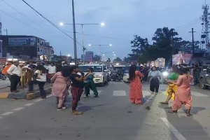 किन्नरों का हंगामा :  धारा बढ़ाने की मांग को लेकर किन्नरों का पारा हाई