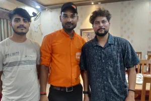 Hamirpur News: बागेश्वरधाम जा रहे भारतीय टीम के चाइनामैन बॉलर कुलदीप यादव का हुआ जोरदार स्वागत