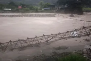 चंपावत:  क्वारला नदी के उफान पर आने से बेलखेत का झूला पुल बहा, 5 हजार की आबादी का संपर्क कटा